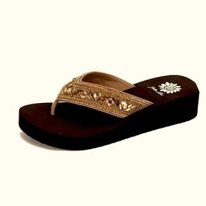 YELLOW BOX SAVERINA COLOR BROWNZE MEDIUM WIDTH FLIP FLOPS NEW IN BOX